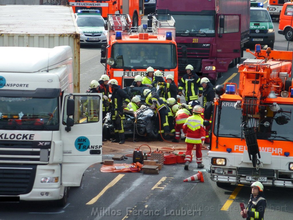 VU PKW unter LKW A 1 Rich Dortmund Koeln West AS Loevenisch P007.jpg